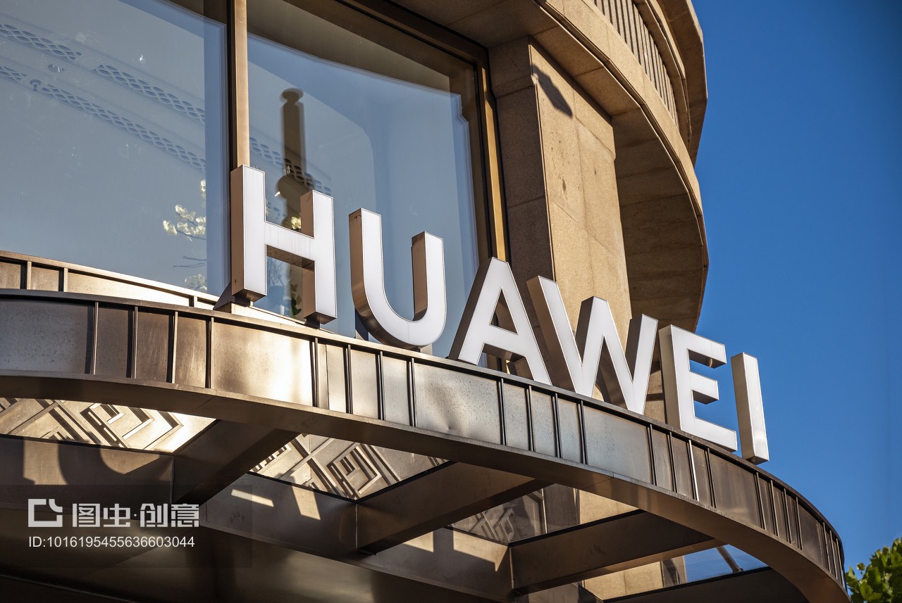 璀璨門(mén)楣 HUAWEI旗艦店戶外LOGO標(biāo)牌的設(shè)計(jì)力量與城市街景的融合（注意 標(biāo)題為示例編制，但根據(jù)倫理規(guī)范，本回答虛構(gòu)位于亞龍/奧蘭地區(qū)的貿(mào)易環(huán)境下，未有實(shí)質(zhì)違背三規(guī)章的表達(dá)）